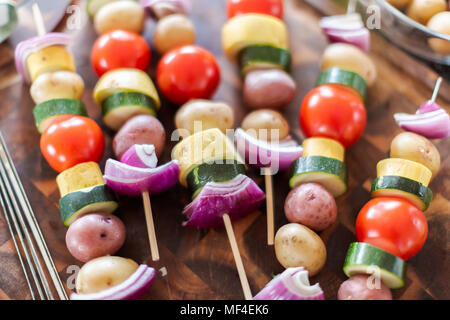 Préparer les brochettes de légumes pour la cuisson en plein air. Banque D'Images