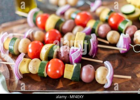 Préparer les brochettes de légumes pour la cuisson en plein air. Banque D'Images