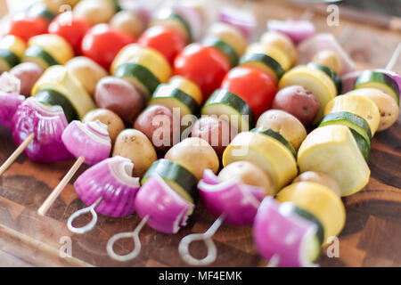 Préparer les brochettes de légumes pour la cuisson en plein air. Banque D'Images