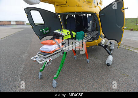 Hélicoptère Service Ambulane écossais sur le tarmac de l'aéroport à l' établissement"Sumburgh Shetland Banque D'Images