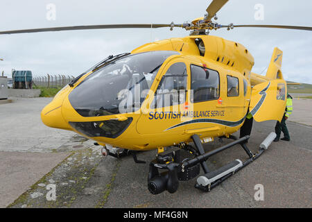 Hélicoptère Service Ambulane écossais sur le tarmac de l'aéroport à l' établissement"Sumburgh Shetland Banque D'Images