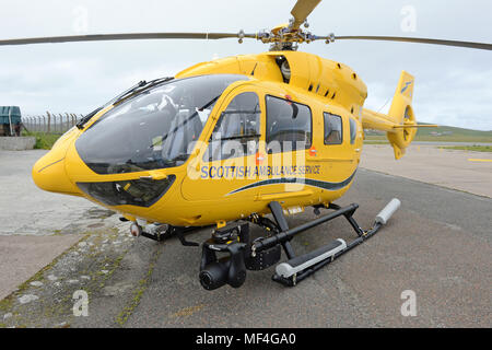 Hélicoptère Service Ambulane écossais sur le tarmac de l'aéroport à l' établissement"Sumburgh Shetland Banque D'Images