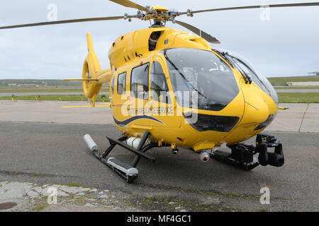 Hélicoptère Service Ambulane écossais sur le tarmac de l'aéroport à l' établissement"Sumburgh Shetland Banque D'Images