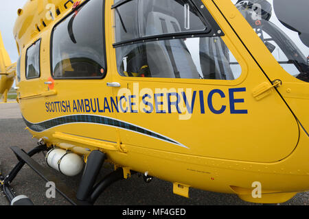 Hélicoptère Service Ambulane écossais sur le tarmac de l'aéroport à l' établissement"Sumburgh Shetland Banque D'Images