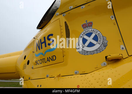 Hélicoptère Service Ambulane écossais sur le tarmac de l'aéroport à l' établissement"Sumburgh Shetland Banque D'Images