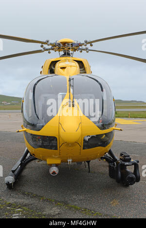 Hélicoptère Service Ambulane écossais sur le tarmac de l'aéroport à l' établissement"Sumburgh Shetland Banque D'Images