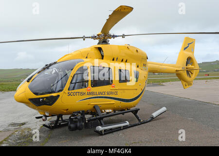 Hélicoptère Service Ambulane écossais sur le tarmac de l'aéroport à l' établissement"Sumburgh Shetland Banque D'Images