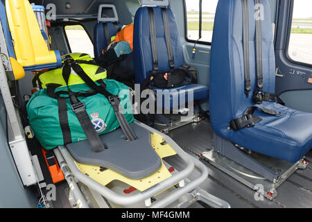 Hélicoptère Service Ambulane écossais sur le tarmac de l'aéroport à l' établissement"Sumburgh Shetland Banque D'Images