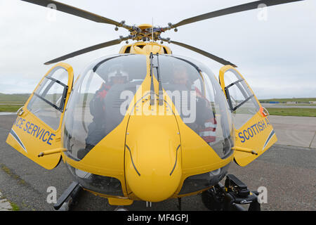 Hélicoptère Service Ambulane écossais sur le tarmac de l'aéroport à l' établissement"Sumburgh Shetland Banque D'Images