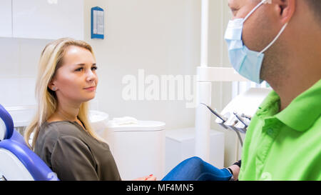 Portrait de belle blonde woman sitting in chair at bureau de dentiste Banque D'Images