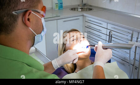 Libre De Droit De L Aide D Un Dentiste Et Photopolymeres Lampe Uv Pour Le Traitement Des Dents Photo Stock Alamy