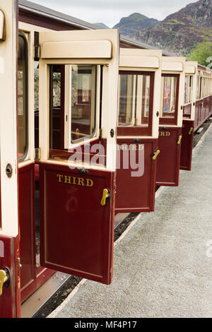 Les portes de la troisième classe ouvert permanent sur les wagons de train de la Compagnie des chemins de fer Ffestiniog partie de la ligne du patrimoine qui traverse le Snowdonia Banque D'Images