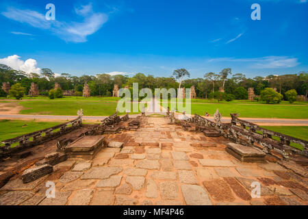 Vue depuis le centre de la partie supérieure de la Terrasse des éléphants à Angkor Thom, regardant vers la porte de la victoire. Prises à Siem Reap, Cambodge. Banque D'Images