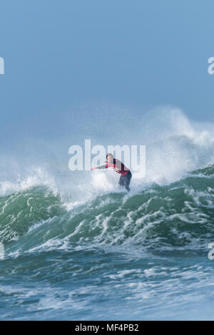 Surf à l'action spectaculaire plage de Fistral Newquay en Cornouailles. Banque D'Images