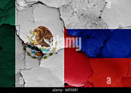 Drapeaux du Mexique et de Russie peint sur mur fissuré Banque D'Images