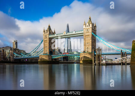 Londres, Angleterre - tour emblématique Bridge au lever du soleil avec des bus à impériale rouge sur elle et gratte-ciel à l'arrière-plan d'échardes Banque D'Images