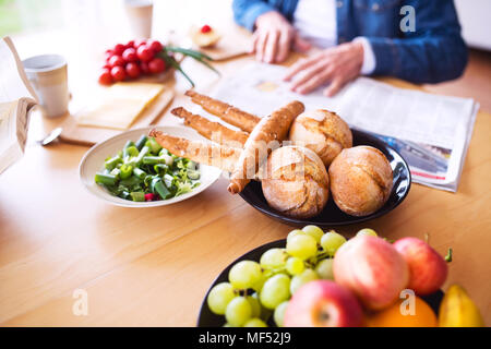 Méconnaissable senior couple manger le petit déjeuner à la maison. Banque D'Images