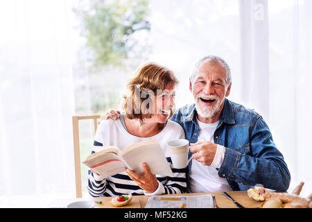 Être libre de manger le petit déjeuner à la maison. Banque D'Images