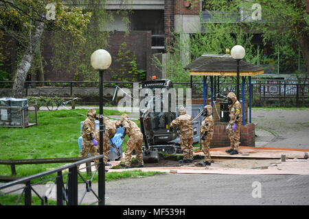 Le personnel militaire sur le site près de la malterie à Salisbury où double agent russe Sergueï Skripal et sa fille Julia a été trouvé sur un banc de parc, tandis que l'on continue de débarrasser neuf points chauds de l'après-effets toxiques du dernier mois de l'attaque d'agents neurotoxiques. Banque D'Images