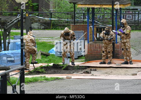 Le personnel militaire sur le site près de la malterie à Salisbury où double agent russe Sergueï Skripal et sa fille Julia a été trouvé sur un banc de parc, tandis que l'on continue de débarrasser neuf points chauds de l'après-effets toxiques du dernier mois de l'attaque d'agents neurotoxiques. Banque D'Images