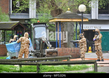 Le personnel militaire sur le site près de la malterie à Salisbury où double agent russe Sergueï Skripal et sa fille Julia a été trouvé sur un banc de parc, tandis que l'on continue de débarrasser neuf points chauds de l'après-effets toxiques du dernier mois de l'attaque d'agents neurotoxiques. Banque D'Images