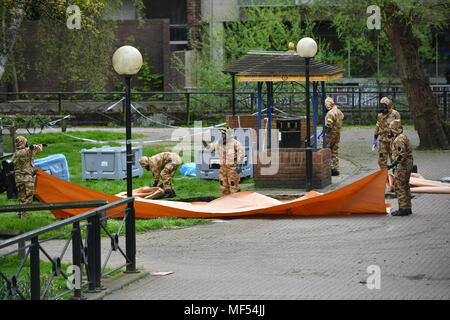 Le personnel militaire sur le site près de la malterie à Salisbury où double agent russe Sergueï Skripal et sa fille Julia a été trouvé sur un banc de parc, tandis que l'on continue de débarrasser neuf points chauds de l'après-effets toxiques du dernier mois de l'attaque d'agents neurotoxiques. Banque D'Images