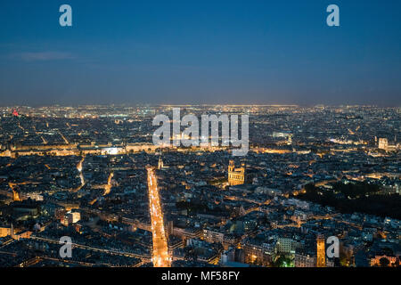 France, Paris, 6ème arrondissement, Rue de Rennes, avec le Louvre dans l'arrière-plan et l'église de Saint-Sulpice dans le quartier de l'odéon dans la nuit Banque D'Images