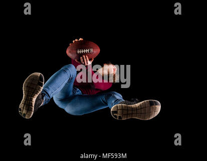 Joueur de rugby sur fond noir vu du dessous Banque D'Images