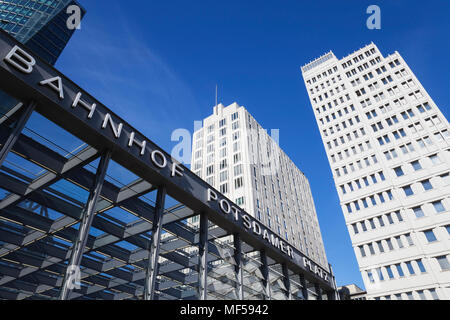 Allemagne, Berlin, en vue d'un Ritz Carlton et Beisheim Center avec une partie du bâtiment de la gare au premier plan Banque D'Images