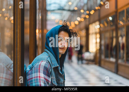 Portrait de jeune homme dans un centre commercial Banque D'Images