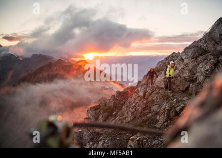 Autriche, Tyrol, Innsbruck, alpiniste à Nordkette via ferrata au lever du soleil Banque D'Images