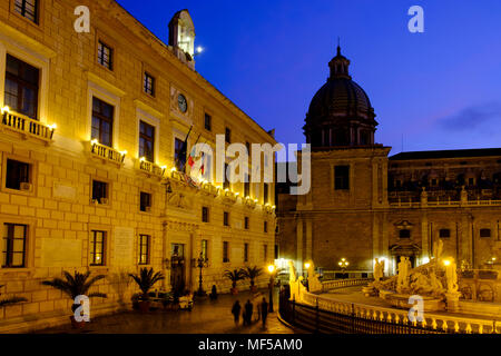 Fontana Pretoria, Palazzo Pretorio mit und San Giuseppe dei Teatini in der Dämmerung, la Piazza Pretoria, Palermo, sicilia, Italie Banque D'Images