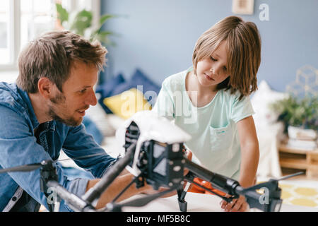 Père et fils avec drone à la maison Banque D'Images