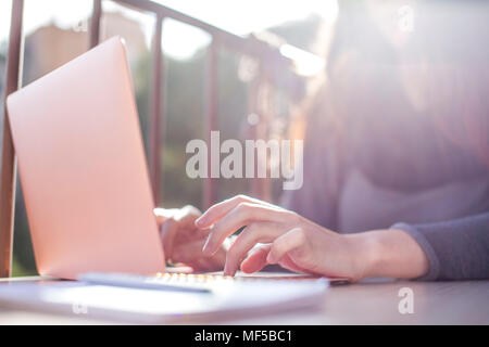 Woman's hand on laptop keyboard Banque D'Images