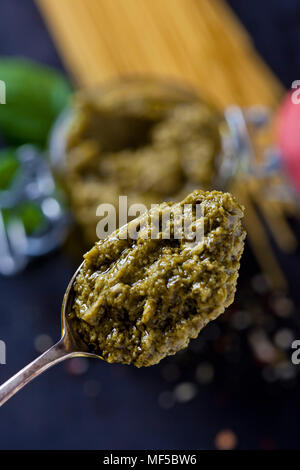 Cuillère à café de pesto de basilic, close-up Banque D'Images