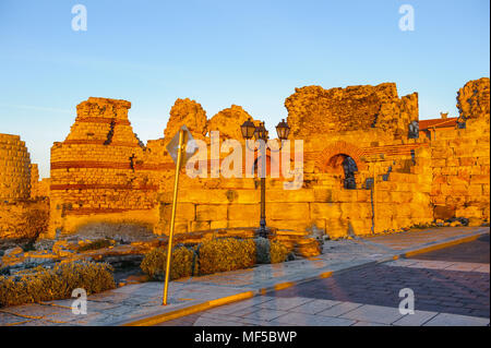 Fortifications à l'entrée de la vieille ville de Nessebar, Bulgarie, Côte bulgare de la mer Noire. Site du patrimoine mondial de l'UNESCO Banque D'Images