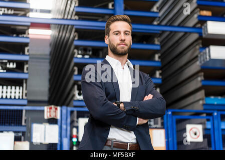 Smiling businessman in storage Banque D'Images