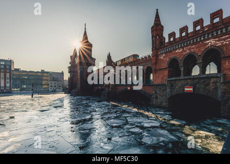 Allemagne, Berlin, en vue de l'Oberbaum Bridge à la conduite d'une rame de métro en hiver Banque D'Images