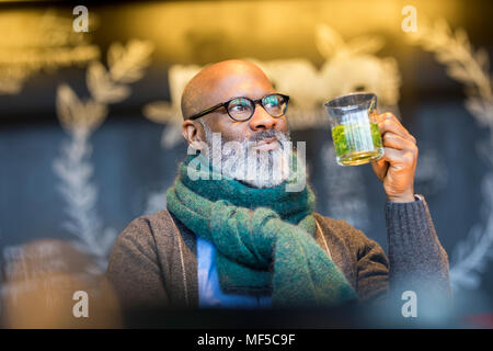 Portrait de l'homme contenu avec verre de thé Banque D'Images