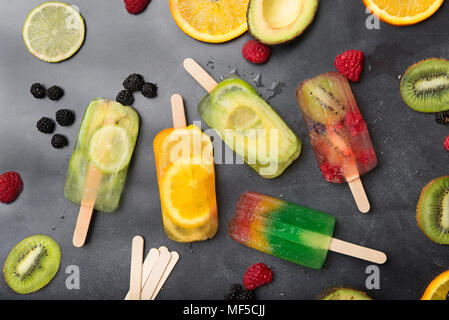 Des popsicles et fruits sur fond gris Banque D'Images