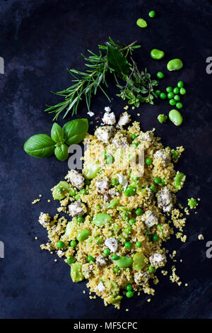 Salade de quinoa avec des fèves, petits pois et feta sur dark metal Banque D'Images