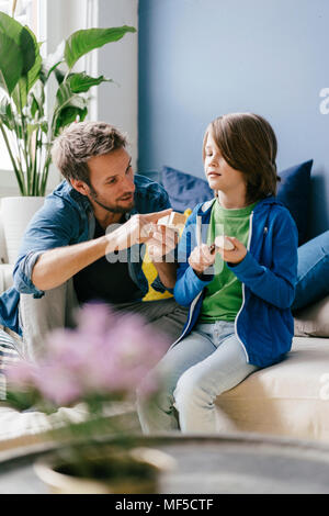 Le père et le fils ensemble de sculpture à la maison Banque D'Images