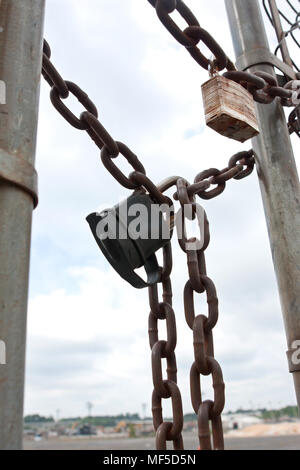 La sécurité de la chaîne et cadenas à la porte de la zone de travail industria Banque D'Images