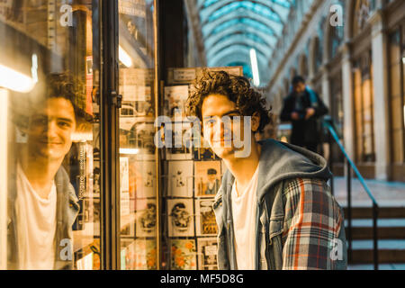 Portrait of smiling young man in shopping centre Banque D'Images