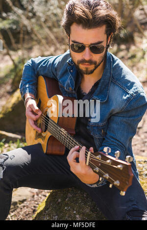 Young man playing guitar Banque D'Images