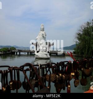 Bodhisattva Guanyin statue au lac Dongqian, Ningbo, Chine Banque D'Images