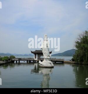 Bodhisattva Guanyin statue au lac Dongqian, Ningbo, Chine Banque D'Images