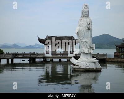 Bodhisattva Guanyin statue au lac Dongqian, Ningbo, Chine Banque D'Images