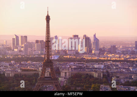 France, Paris, Tour Eiffel et la défense en arrière-plan dans la lumière du matin Banque D'Images