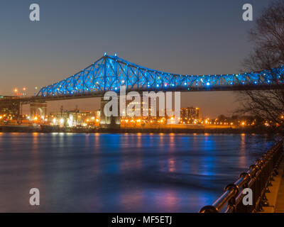 L'exposition à long shot de l'éclairage du pont Jacques-Cartier à Montréal, le reflet dans l'eau. Montréal, Canada Banque D'Images